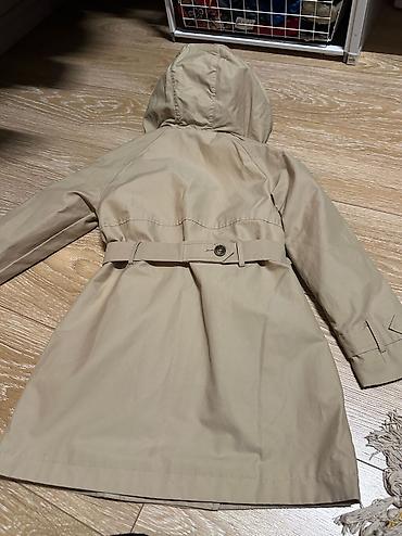 Верхняя одежда: Стильный двубортный плащ (тренч) Zara Kids с капюшоном на девочку — 2