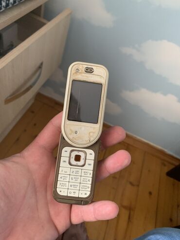 nokia 5230: Nokia 7373, rəng - Bej, Düyməli