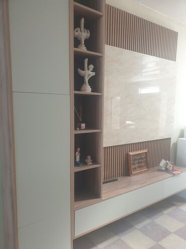 paletdən mebel: Düz TV altlığı, Polkalı, Laminat