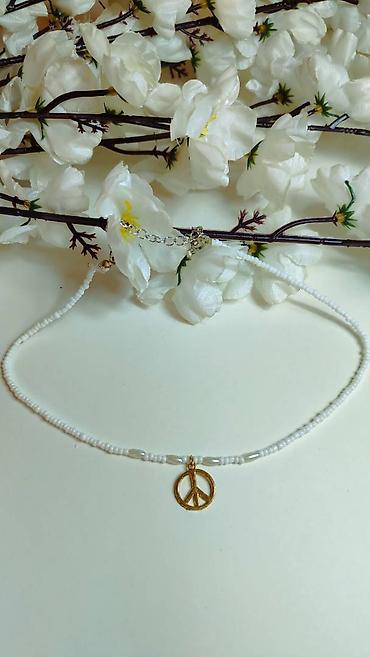 din 3990: Beli perleni ogrlica sa priveskom „peace” - Ručno nizane sitne bele — 1
