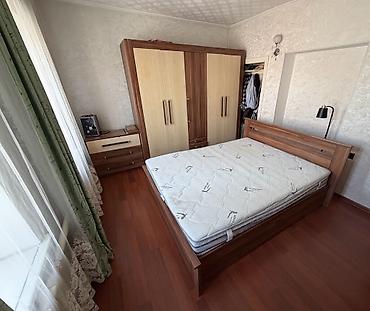 спальный гар: Продается спальный комплект мебели, шкаф, кровать с матрасом, комод — 1