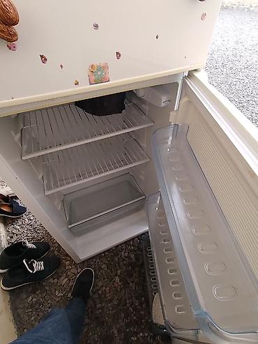 Kompakt iki qapılı soyuducu - Yuxarıda ayrıca dondurucu bölmə -