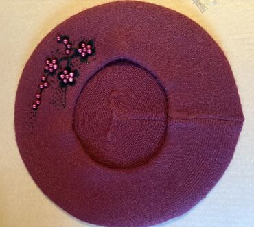 Костюмы с юбкой: Шапки стильные шерсть трикотаж Турция 200-300 сом отл сост витрина — 8