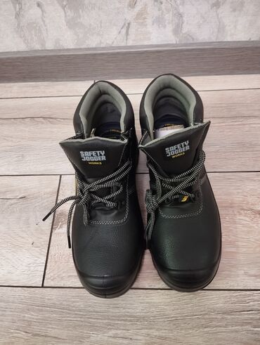 вещи из кореи: Продаю рабочие ботинки Новые (0км пробега). Зимние размеры: 46(4500с)