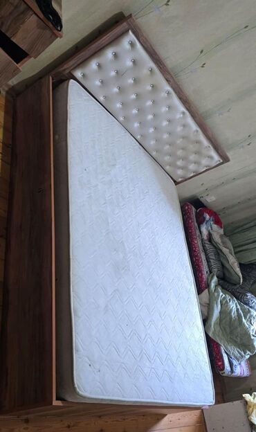 Masalar və oturacaqlar: İşlənmiş, İkinəfərlik çarpayı, Bazalı, Matras ilə, Siyirməsiz