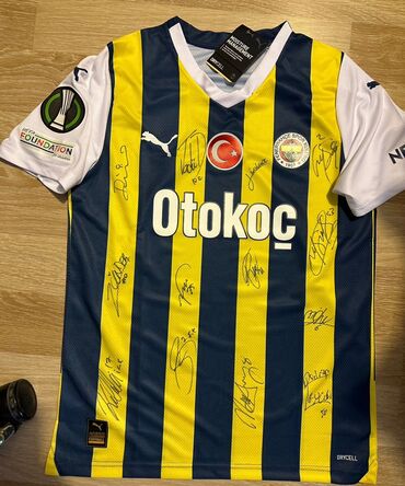 idmana aid sekiller çəkmək: Fenerbahce 2023-2024 sezonu ıslak imzalı ev forması. Forma futbolcular