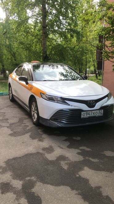 машины обмен: Белый седан Toyota Camry с чёрной крышей, отличающийся современным