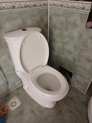 Ağ rəngli mərtəbəyə quraşdırılan unitaz - Korpusu keramikadan, hamar