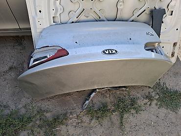 треснут: Крышка багажника Kia K5 TF (седан), серебристый цвет. Особенности: - — 3