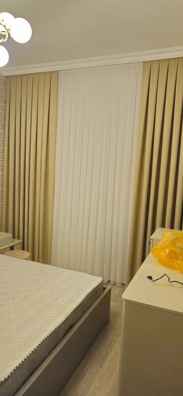 Pərdə və tüllər: Qalın, boz rəngli, zərli naxışlı pərdələr otağa zərif və dəbli bir — 20