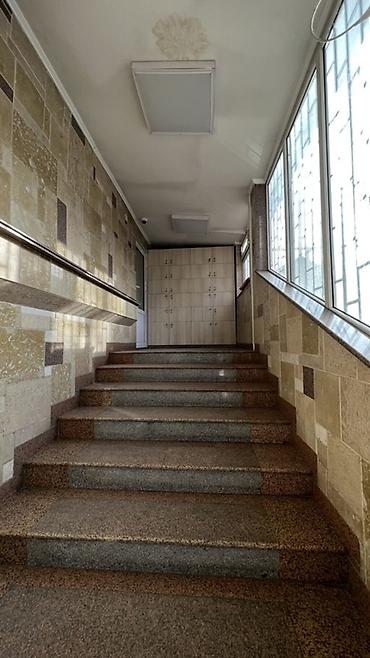 действующий салон красоты: Маникюрный салон 89 м², 4 комнаты, С ремонтом, С оборудованием, Многоэтажное жилое здание, Отдельный вход — 6