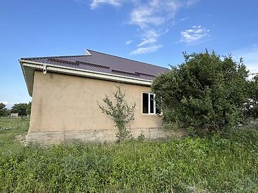 70 сом: Продаётся дом с мансардой на просторном участке. Основные — 7