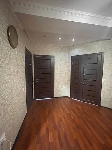 салон сатылат: Кеңселерди ижаралоо, 58 м², Бизнес борборунда, Тоолор көрүнүп турат — 10