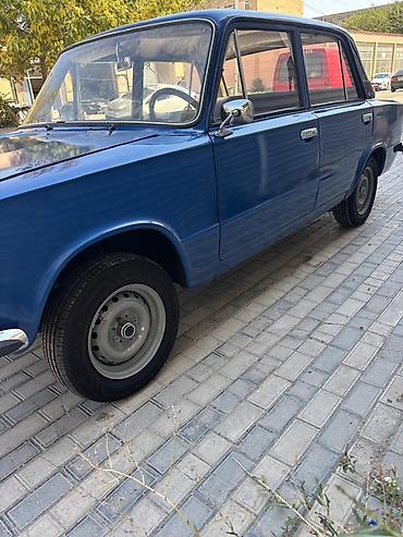yan şuşə: VAZ 21011, mavi rəng, sedan kuzov. Xüsusiyyətlər: - Klassik dairəvi — 4