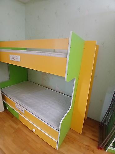 işlənmiş nərdivanlar: Oğlan və qız üçün, İşlənmiş, Çarpayı, Matras ilə, Siyirməli, MDF — 1