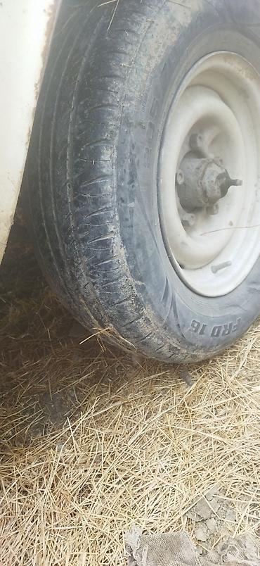 top az masin: Model: QAZ-24 Volqa sedan (ağ rəng) Kuzov: 4 qapılı, klassik xrom — 3