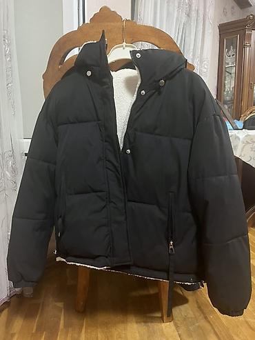kurtka pilot: Qara rəngli qış gödəkçəsi - Model: qısa, yastı tikişli puf gödəkçə - — 1