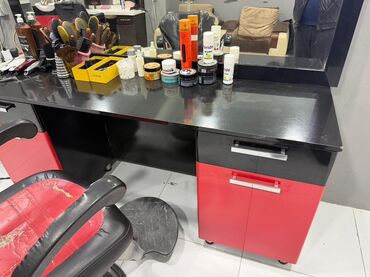 Masa və oturacaq dəstləri: Peşəkar bərbər/saç ustası üçün iş yerinin komplekti Tərkib: - Geniş — 6