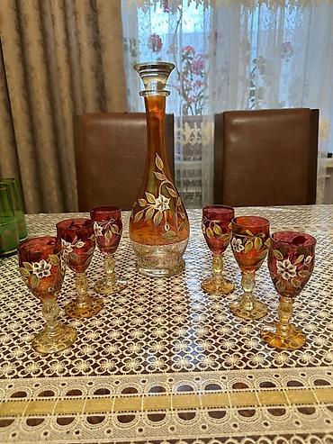 Dekorativ şüşə içki dəsti - Tərkib: 1 ədəd qapaqlı qrafin və 6 ədəd