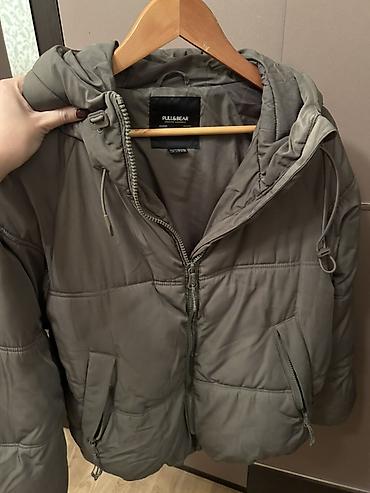 asbaz geyimi: PULL&BEAR qısa pufffer qış gödəkçəsi - Rəng: boz/xa ki tonları - — 2
