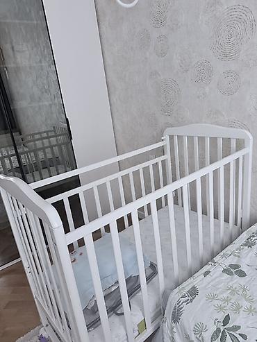 Ev və bağ: Ağ rəngli taxta uşaq beşiyi - Klassik dizayn: hündür, sıx ara — 1