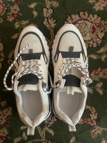 белый туфли: Стильные удобные кросовки При приобретение кроссовок в подарок входят
