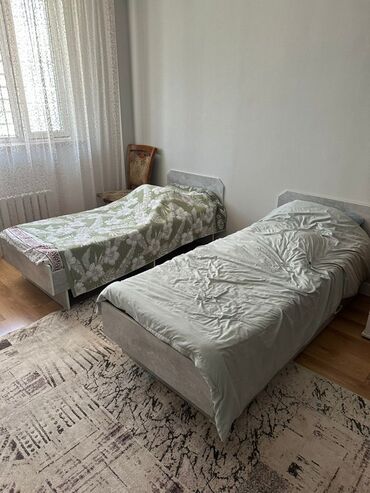 Односпальные кровати: Две односпальные кровати с серым основанием и изголовьем и выдвижными