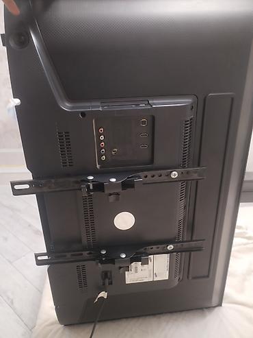 samsung ekran: Samsung LED televizor, təxmini 40–43 düym ekran ölçüsü. Arxa paneldə — 1