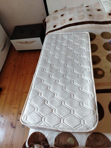 işlemiş qaplar: Usaq besiyi ucun matras. Az islenib. İçi purjunlu keyfiyetlidi. 10 m