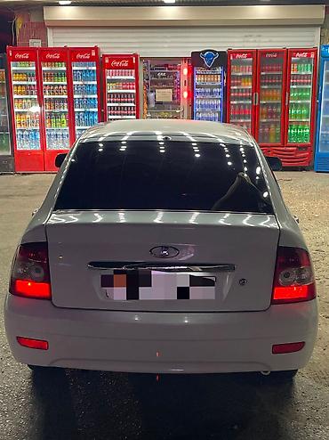 priora farası: Ağ rəngli Lada Priora sedan. Avtomobilin кузов görnüşü sedan — 1
