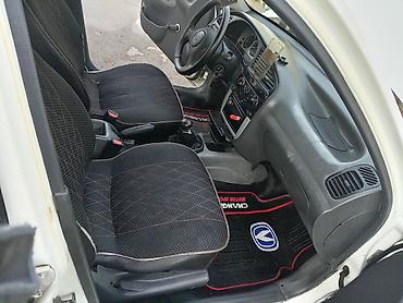 Digər avtomobillər: Ağ rəngli sedan avtomobil Xüsusiyyətlər: - Kuzov: 4 qapılı sedan, ağ — 6