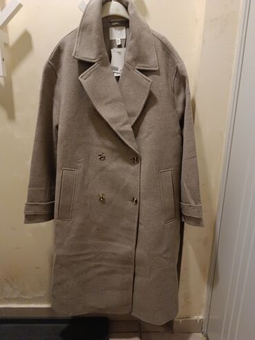 Kaputi: Kaput HM s dvorednim kopčanjem – sivosmeđa boja. Omašena veličina — 9