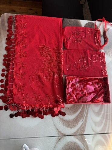 Xonça: Qırmızı rəngdə, pulcuqlar və naxışlarla bəzədilmiş bəzək dəsti. Dəstə -da lalafo.az — 2 Xonça: Qırmızı rəngdə, pulcuqlar və naxışlarla bəzədilmiş bəzək dəsti. Dəstə — 2