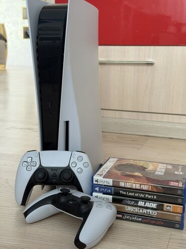 прокат приставки: Игровая консоль Sony PlayStation 5 в современном дизайне с двумя