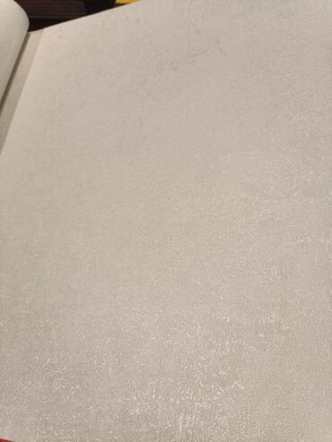Divarlar üçün müxtəlif teksturalı divar kağızları təklif olunur. Bu