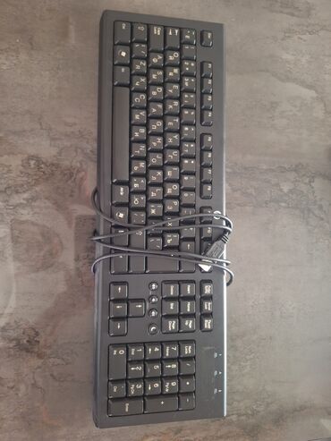 mini klaviatura: Qara rəngdə olan standart ölçülü klaviatura. Ofis işləri və ya evdə