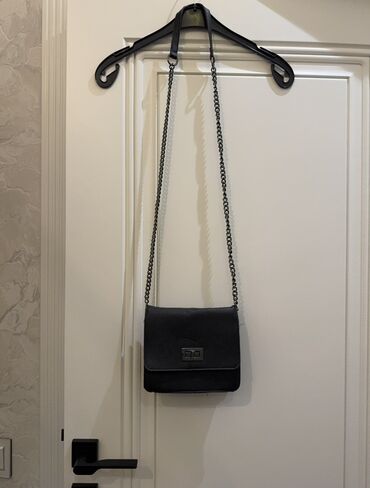 Çantalar: Şaftalı rəngli, düzbucaqlı formalı klaç çantası. Çanta qızılı rəngli — 11