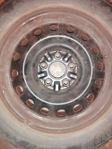 Auto delovi: 4 čelične felne R16 u odličnom stanju sa zimskim gumama i original na lalafo.rs — 4 Auto delovi: 4 čelične felne R16 u odličnom stanju sa zimskim gumama i original — 4