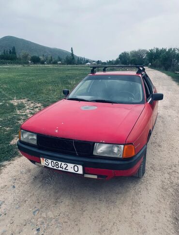 кемпинг дом на колесах: Седан Audi 80 ярко-красного цвета с багажником на крыше. Автомобиль