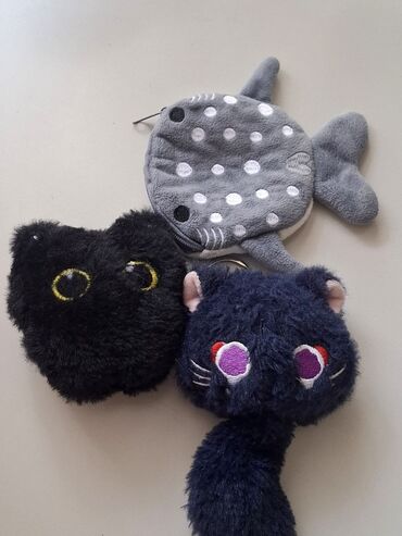 шапочки с надписями: ПЛЮШЕВЫЕ БРЕЛОЧКИ. 🐈‍⬛️ чёрный котик и 🐳 кит монетница - кошелёк по