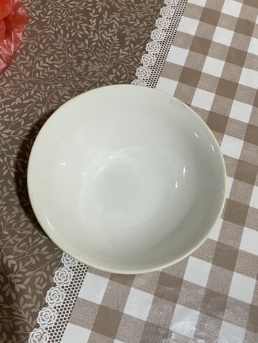 чон чыны: Белая керамическая миска с узорами ручной работы. Внутренняя