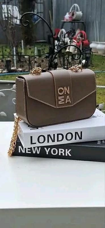 doca torbe: Ženska crossbody torbica sa zlatnim lancem - Model: kompaktna torbica — 4