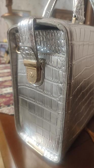 w210 salon: Gümüşü rəngdə, kroko fakturalı qadın əl çantası,iri hecimlidi - — 2
