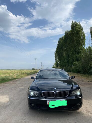 шильдик бмв: Чёрный седан BMW 7 серии. Автомобиль с хромированной решёткой