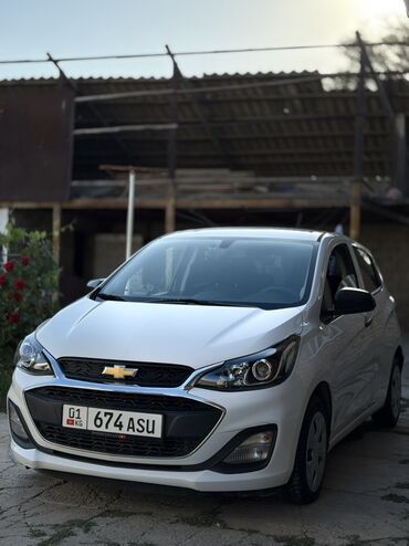запчасти некся 2: Белый хэтчбек Chevrolet Spark с современным дизайном кузова