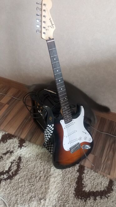 кофр для гитары: Электрогитара Squier by Fender Stratocaster + комбоусилитель Marshall at lalafo.kg кофр для гитары: Электрогитара Squier by Fender Stratocaster + комбоусилитель Marshall
