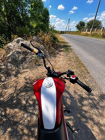 motosiklet sənədli: Qırmızı rəngli yüngül motosiklet - Şəhər və kənd yolları üçün yığcam — 2