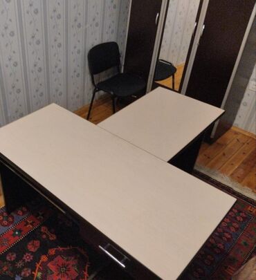 стол мебель: Ofis masası əla veziyetde Siyirtməside var klaviatura üçün yerde var