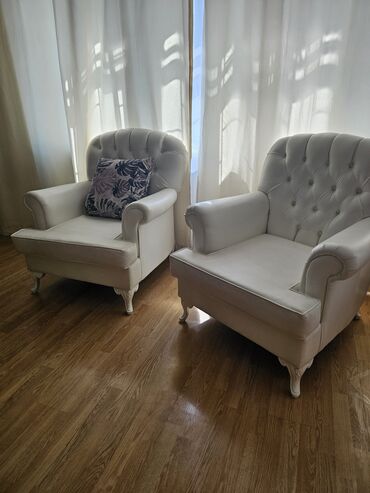 продаю офисные стулья: Мягкие кресла 2 шт. с обивкой из искусственной кожи белого цвета