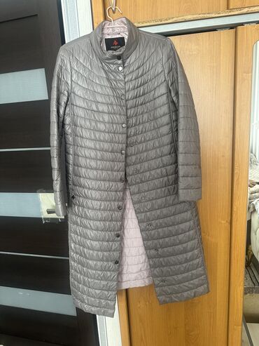 серая куртка: Продается курточка М-Л размер на весну-осень Легкая без капюшона